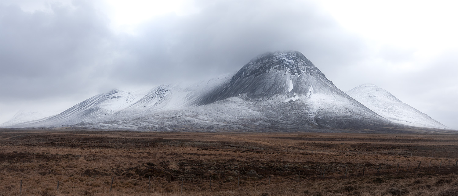 Montaña volcánica nevada, Islandia